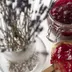 Een pot rode jam en een boterham met jam