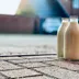 Drie glazen melkflessen op een stoep
