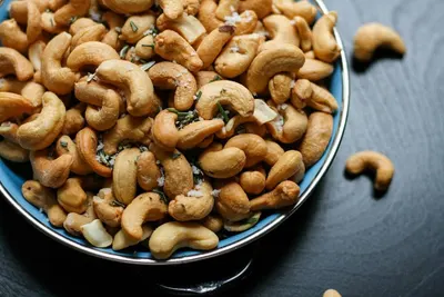 Een schaal geroosterde cashewnoten met kruiden