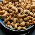Een schaal geroosterde cashewnoten met kruiden
