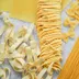 Verschillende soorten droge pasta: tagliatelle, spaghetti, penne en vlinderpasta