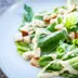 Een bord Caesarsalade met romaine sla, croutons en dressing