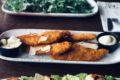 Gebakken vissticks met saus op een bord