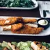 Gebakken vissticks met saus op een bord