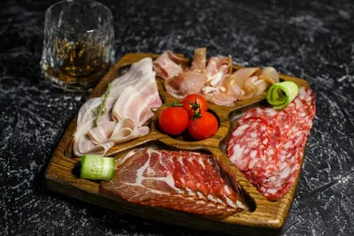 Een plank met ham, salami en ander vleeswaren