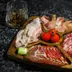 Een plank met ham, salami en ander vleeswaren