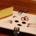 Een punt cheesecake met karamelbruine bovenkant op een wit bord