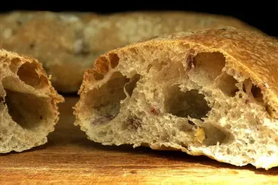 Een opengebroken ciabatta met grote luchtgaten