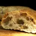 Een opengebroken ciabatta met grote luchtgaten