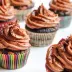 Chocolade-cupcakes met een toef chocoladecrème in gekleurde papiertjes
