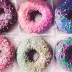 Zes geglazuurde donuts met gekleurde spikkels