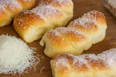 Zoete broodjes bestrooid met geraspte kokos