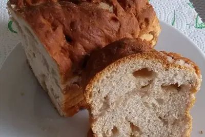 Een aangesneden suikerbrood op een bord