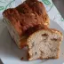 Een aangesneden suikerbrood op een bord