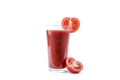 Een glas tomatensap met een schijfje tomaat