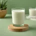 Twee glazen plantaardige melk op een groene achtergrond