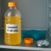 Een geopende fles sportdrank met label ‘Geopend: 11-08-2025’ in de koelkast