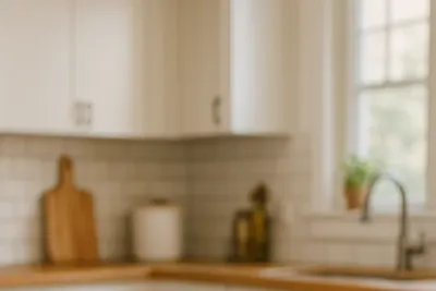 Rauw gehakt op een wit bord in de keuken met de tekst ‘Van koelkast tot vriezer: alles over gehakt bewaren’