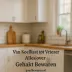 Rauw gehakt op een wit bord in de keuken met de tekst ‘Van koelkast tot vriezer: alles over gehakt bewaren’