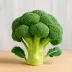 Een hele broccoli op een houten tafel