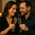 Een man en vrouw proosten met twee glazen champagne