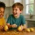 Twee lachende kinderen schillen aardappels aan de keukentafel