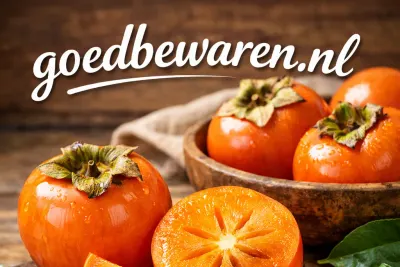 Hele en doorgesneden oranje kaki's op een houten plank