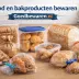 Brood, broodjes en koekjes in vershoudbakjes en diepvrieszakjes op het aanrecht