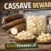 Hele cassavewortels en stukjes cassave in bakjes en diepvrieszakjes