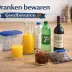 Water, sap, frisdrank, melk, wijn en ijsblokjes op het aanrecht met de tekst ‘Dranken bewaren’