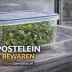 Verse postelein in een bewaarbak in de groentelade van de koelkast