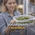 Een vrouw haalt een bakje sugarsnaps uit de koelkast